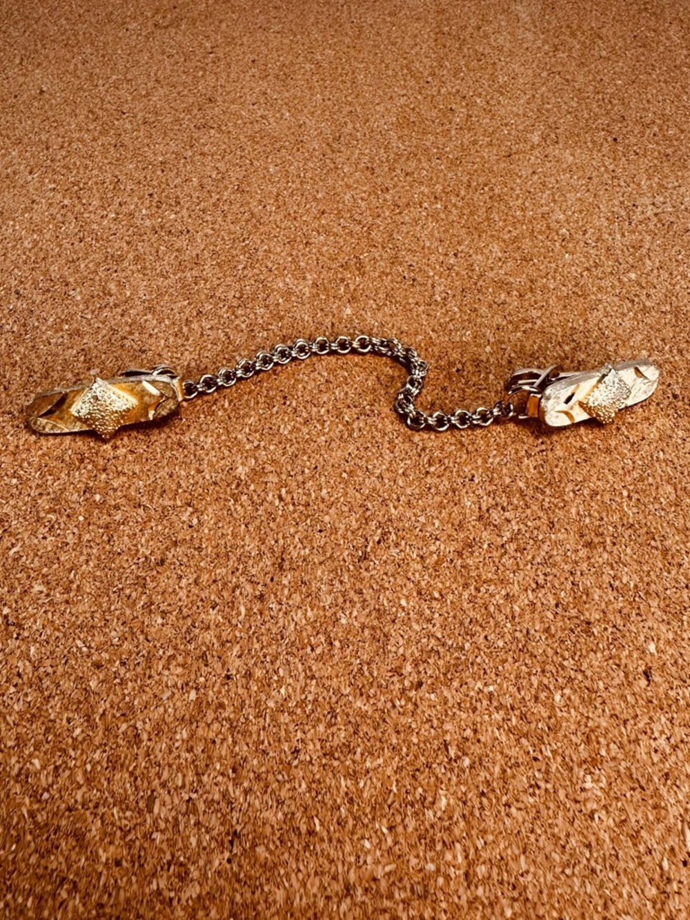 VINTAGE GOLD TONE SWEATER CLASP SWEATER GUARD MID-CENTURY CARDIGAN CLIP